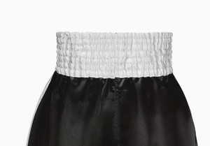 Shorts en satin noir pour homme avec bande latérale blanche, taille élastique, longueur mi-cuisse, style décontracté, tissu respirant - Product Image 4