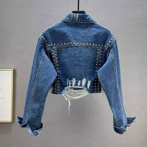 แจ็คเก็ตยีนส์ผู้หญิงสีฟ้าอ่อนประดับเพชร แต่งขาดรุ่ย ขอบเสื้อฉีกขาด  ขายส่งแบบ OEM - Product Image 2