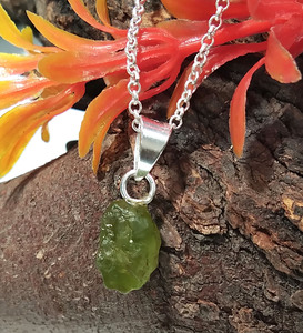 Colgante de Peridoto Natural en Bruto, Plata de Ley 925 Sólida, Engaste de Bisel Hecho a Mano, Collar de Piedra Preciosa en Bruto, Joyería de Regalo - Product Image 6
