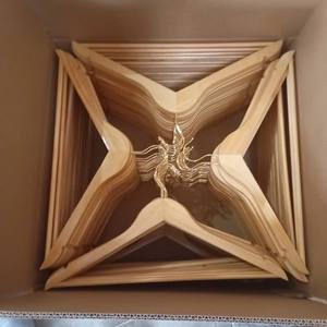 ไม้แขวนเสื้อไม้สนธรรมชาติคุณภาพสูง ผู้จัดจำหน่ายไม้แขวนเสื้อไม้ยั่งยืนจากเวียดนาม - Product Image 6