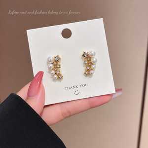 Boucles d'oreilles clous en plaqué or avec perles et strass pour femme – Bijoux élégants à motif floral - Product Image 3