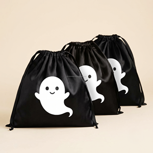 Bolsa negra con cordón para Halloween con estampado de fantasma blanco, bolsa de satén reutilizable para regalos promocionales, bolsa protectora para todo tipo de estaciones - Product Image 1