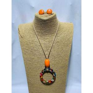 Collier moderne en résine pour toutes les occasions, conçu pour compléter les tenues ethniques, occidentales et décontractées, accessoire de bijouterie - Product Image 5