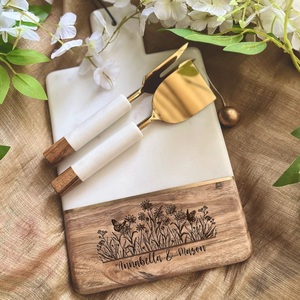 Juego de regalo de tabla de quesos personalizada de mármol y madera de acacia con cuchillos de queso de acero inoxidable dorado, tabla de charcutería personalizada - Product Image 3