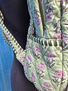 Sac à dos de week-end pour femme en coton matelassé léger fait main, motif floral, écologique, tissu vintage, fermeture éclair, pliable, lavable - Product Image 4