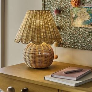 Lampe de table en rotin avec abat-jour festonné, lampe de bureau en osier écologique pour la décoration intérieure et l'hôtellerie, personnalisation OEM/ODM - Product Image 4