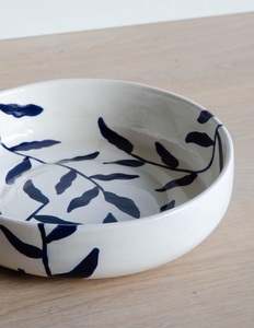 Bol à pâtes en céramique de luxe, motif botanique bleu, design large et peu profond, finition brillante et lisse pour la table - Product Image 2