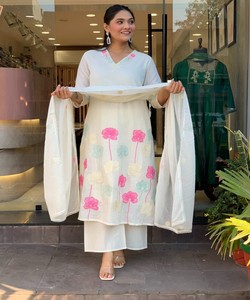 ชุดเสื้อผ้าปักลายผ้าเรยอนคอตตอนทันสมัย พร้อมผ้าคลุมไหล่ สำหรับใส่ทุกวัน ราคาขายส่ง เสื้อผ้าชาติพันธุ์ สีขาว - Product Image 5