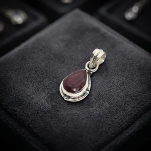 Susurros de Deseo, Colgante de Plata de Ley 925 con Cuarzo Rojo para Mujer, Joyería Clásica Unisex - Product Image 3