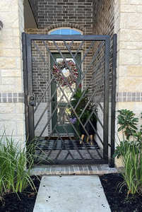 Modern iron gate with geometric patterns, manually operated <b>swing</b> opening, exterior metal gate, anti-theft surface finish. - Product Image 6