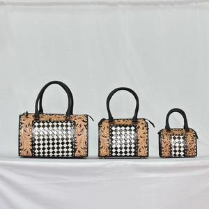 Bolsa de Viaje de Cuero Floral de Lujo Hecha a Mano con Diseño de Tablero de Ajedrez, Cierre de Cremallera y Diseño Duradero - Product Image 5