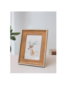 Marco de fotos de madera ideal para hogares minimalistas que ofrece un diseño de madera elegante que complementa el estilo de muebles modernos. - Product Image 1