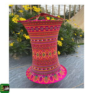 Lanterne en brocart avec cadre en tissu et bambou Hmong pour la décoration ethnique des maisons d'hôtes de Quang Nam, idéale pour les expositions culturelles du Nouvel An et la vente au détail - Product Image 3