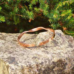 Bracelet fin torsadé en cuivre pur, style hippie bohème chic, bijou de guérison naturelle, fabriqué à la main au Népal - Product Image 5