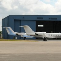 Hangar d'avion préfabriqué en structure métallique durable pour aéroport et parc aérospatial