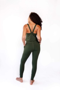 Conjunto de 2 piezas para mujer al por mayor: leggings y top estampados OEM verde bosque, conjunto de entrenamiento para mujer, leggings de yoga con efecto fruncido en el trasero. - Product Image 2