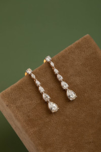 Boucles d'oreilles en or rose 14 carats avec diamants ronds, poire et marquise de 3,62 carats, motif pétales tombants, bijoux élégants pour femmes - Product Image 2