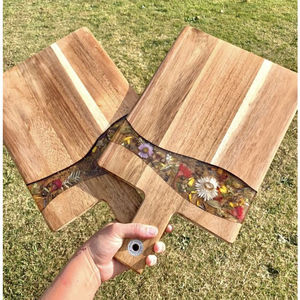 Planche à découper en bois et résine artisanale avec motif d'amour, élégante pour cuisines modernes, taille et couleur personnalisables, pour hacher et servir - Product Image 3