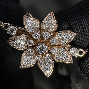 Bracelet Fleur de Lotus en Diamant, Bijou Floral en Or Rose 18 carats, Bracelet Délicat en Diamant Taille Ronde - Product Image 5