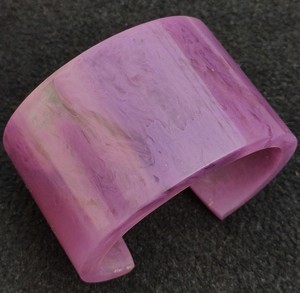 กำไลข้อมือเรซิ่นลายหินอ่อนสีม่วงทำมือ |   กำไลข้อมือรูปทรงประติมากรรมที่ไม่สมมาตร |   งานศิลปะสวมใส่ได้สมัยใหม่และเครื่องประดับที่โดดเด่น - Product Image 1