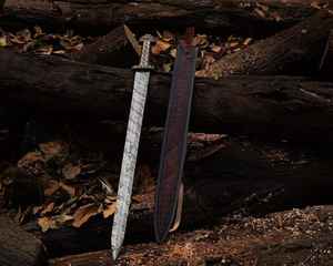 Épée viking professionnelle de haute qualité en acier Damas forgé à la main avec fourreau en bois sculpté, style guerrier nordique médiéval - Product Image 3