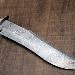 Couteau utilitaire d'extérieur en acier Damas artisanal personnalisé, manche en bois d'olivier naturel, outil de camping - Product Image 2