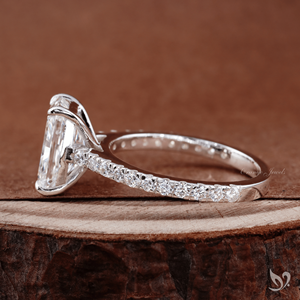 Anillo de compromiso de lujo de oro blanco de 10K con diamante de laboratorio de corte radiante de 3 quilates, banda pavé tipo catedral, certificado IGI - Product Image 3