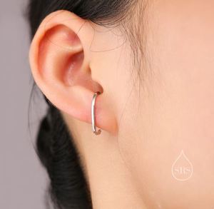 Pendiente Minimalista Delgado para Lóbulo de Oreja en Plata de Ley, Pendiente Sencillo Tipo Suspensor para Lóbulo de Oreja en Plata o Oro - Product Image 1