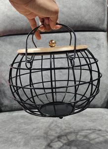 Panier à fruits rond en fil métallique avec couvercle en bois d'acacia et bouton en laiton - Product Image 5