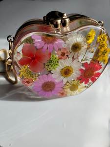 Sculpture de table en résine de fleurs naturelles en forme de cœur, écologique, décoration d'intérieur, cadeau fait main pour mariage et Saint-Valentin - Product Image 3