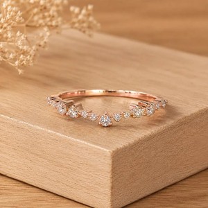 แหวนแต่งงานเพชรทรงกลมเจียระไนแบบโค้ง  ทองคำแท้ 10K 14K 18K  ได้รับการรับรองจาก IGI สี DEF ความสะอาด VS VVS  แหวนเชฟรอนสำหรับเจ้าสาว - Product Image 2
