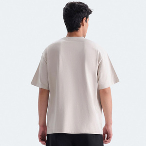 เสื้อยืดโอเวอร์ไซส์ผู้ชาย คอตตอนสีพื้น OEM แขนสั้น คอกลม ทรงลำลอง ระบายอากาศได้ดี น้ำหนัก 220 กรัม เหมาะสำหรับฤดูร้อน รับสกรีนโลโก้ - Product Image 2