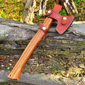 Hache viking artisanale en acier au carbone gravée d'un nœud celtique, hache à barbe avec manche en bois lisse et étui en cuir - Product Image 5