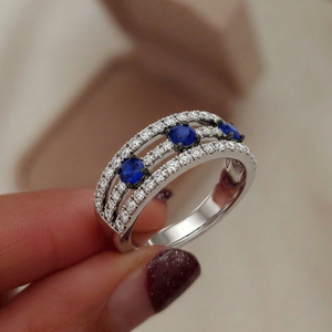 Anillo de Diamantes de Tres Hileras en Oro Blanco de 18K con Zafiro Azul Real, Engaste Pavé, Joyería Fina Personalizada de Primera Calidad, Suministro de Fábrica, MOQ 1 ud. - Product Image 5