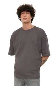 เสื้อยืดผู้ชายทรงปกติ ผ้าฝ้าย 100% สีเทาล้วน แขนสั้น คอกลม สไตล์ลำลอง ผ้าเจอร์ซีย์ถัก โลโก้ด้านหน้า ระบายอากาศได้ดี เป็นมิตรกับสิ่งแวดล้อม - Product Image 6