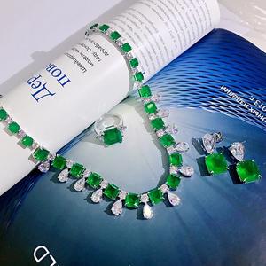 Collier pour femme en argent sterling 925 plaqué or et rhodium, forme géométrique, zircon vert, pendentif long, romantique et luxueux - Product Image 1