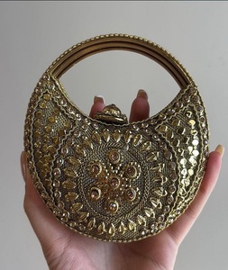 Pochette de soirée pour femme en laiton plaqué or, faite à la main, avec perles et travail Kundan, sangle chaîne, fermeture magnétique - Product Image 6