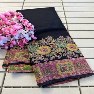 ผ้าส่าหรี VASTRA COTTAGE รุ่น Fendy ผ้าซาตินพิมพ์ลายดอกไม้หลากสีแบบดิจิทัล พร้อมงานปักมือและงานฉลุลาย Aari ที่ขอบผ้า ดีไซน์เนอร์แวร์ - Product Image 3