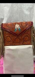 Bolso de cuero hecho a mano estilo sobre, bandolera boho occidental con flecos, clutch artesanal con grabado floral, plumas y bordados con cadenas para mujer - Product Image 3