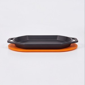 Plato para Fajitas Antiadherente de Hierro Fundido Negro con Base Naranja, Apto para Cocina de Inducción y Gas, para Servir Comidas Rápidas y Calientes - Product Image 3