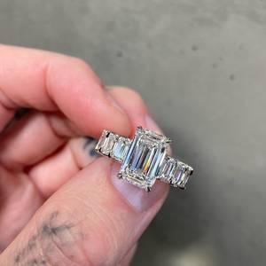 Bague de fiançailles en or blanc plaqué rhodium avec halo caché de diamant de laboratoire taille émeraude, bijoux de luxe pour anniversaire et mariage pour femme - Product Image 1