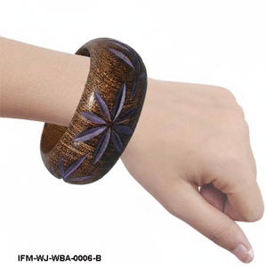 Brazalete de Madera Tallado a Mano, Estilo Antiguo, Grabado Floral, Joyería Boho, Brazalete de Madera Oscura Natural con Detalles en Morado - Product Image 3