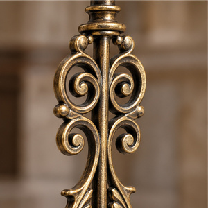 Barandilla de Bronce Vintage con Intrincados Soportes Decorativos y Pasamanos de Madera Oscura - Product Image 3