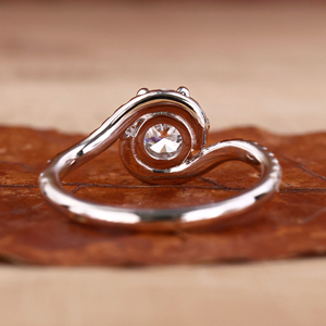 Anillo de Compromiso con Halo de Moissanita de Corte Redondo, Banda Trenzada con Diamantes Pavé, Anillo de Novia de Oro Blanco para Mujer - Product Image 4