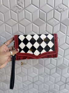 Bolso de mano a cuadros en blanco y negro con ribete rojo, diseño occidental, tallado a mano en cuero, elegante bolso de mano con diseño occidental. - Product Image 3
