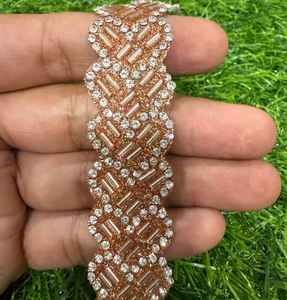 Dentelle Cutdana de qualité supérieure avec broderie de perles fines, idéale pour la décoration des saris, des lehengas et des robes. - Product Image 4