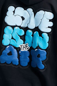 Sweat à capuche oversize noir avec imprimé en relief bleu « Love Is In The Air » – Pull en molleton streetwear - Product Image 2