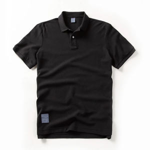 Polo sportif à séchage rapide en tissu technique coupe ajustée imprimé pour homme, et polo décontracté noir en coton biologique pour femme - Product Image 2