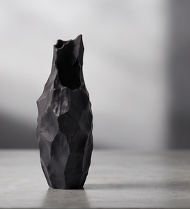Vase d'art métallique noir de qualité supérieure, surface sculptée irrégulière, élégant support à fleurs pour centres de table de mariage et événements - Product Image 4