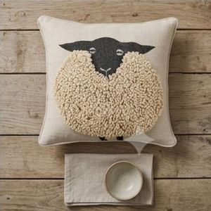 Housse de coussin carrée en coton brodée motif mouton, décorative et originale, lavable en machine ou à la main, prix de gros - Product Image 6